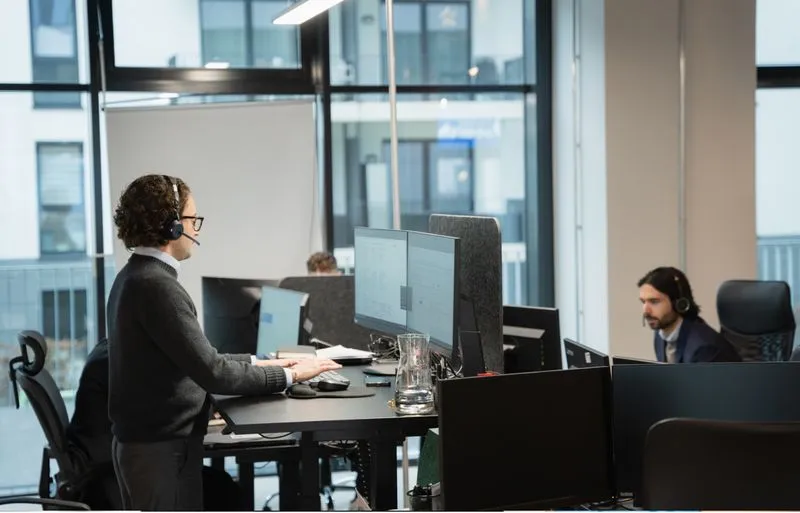 Arbeitsplätze im Rocket-Search-Büro